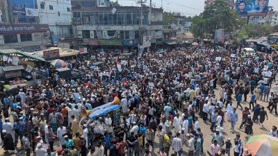 নরসিংদী শহরে হাজারো মানুষের বিক্ষোভ