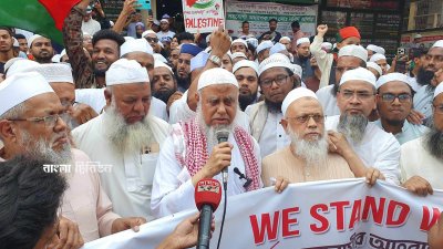 গাজায় ইসরায়েলি আগ্রাসনের প্রতিবাদে ব্রাহ্মণবাড়িয়া প্রেসক্লাবের সামনে প্রতিবাদ সমাবেশে বক্তব্য দেন হেফাজতে ইসলামের মহাসচিব মাওলানা সাজিদুর রহমান