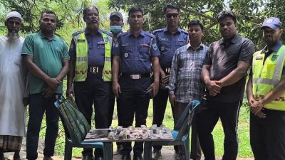 ১২টি গ্যাস শেল নদী থেকে উদ্ধার করেছে পুলিশ