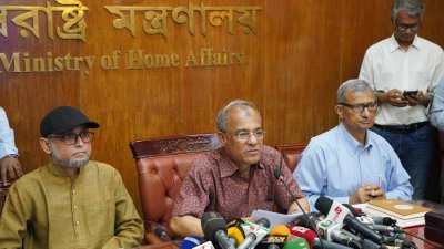 বক্তব্য দিচ্ছেনস্বরাষ্ট্র উপদেষ্টা মো. জাহাঙ্গীর আলম চৌধুরী