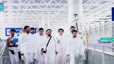 ওমরাহ পালনে সৌদি আরবে কয়েকজন বিদেশি। ফাইল ছবি: এসপিএ