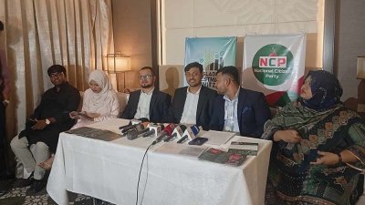 সংবাদ সম্মেলনে বক্তব্য রাখছেন নাসীরুদ্দীন পাটওয়ারী