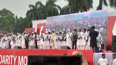 মার্চ ফর গাজা’ কর্মসূচির মঞ্চে উপস্থিত অতিথিরা