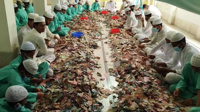 চলছে টাকা গণনার কাজ