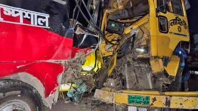 দুর্ঘটনাকবলিত বাস ও ট্রাক