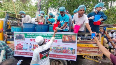 অনেকেই ব্যক্তি উদ্যোগে, অনেকেই আবার সংগঠনের ব্যানারে পানি ও শরবত বিতরণ করছেন
