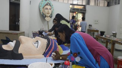 মুখোশে রং করতে ব্যস্ত সময় পার করছেন শিল্পীরা