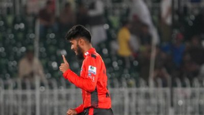 অভিষেকে ৩ উইকেট নিয়েছেন রিশাদ।