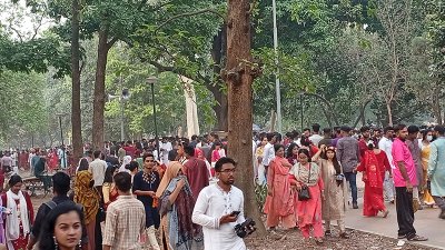 রমনার মানুষের উপচে পড়া ভিড়