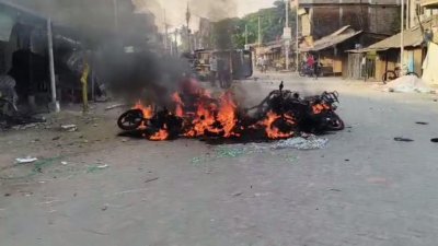 সোমবার ভাঙড়ে জ্বলছে পুলিশের মোটরবাইক