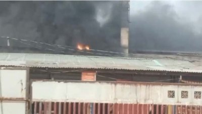 বিকাল সাড়ে ৫টার দিকে কারখানায় আগুন লাগে