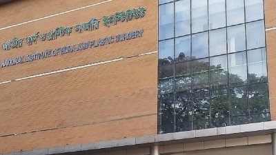 দগ্ধদের জাতীয় বার্ন ও প্লাস্টিক সার্জারি ইনস্টিটিউটের জরুরি বিভাগে ভর্তি করা হয়েছে