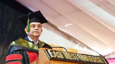 ইস্ট ওয়েস্ট বিশ্ববিদ্যালয়ের সমাবর্তন অনুষ্ঠানে বক্তব্য রাখছেন শিক্ষা উপদেষ্টা চৌধুরী রফিকুল আবরার