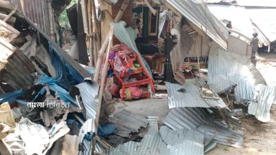 যশোর সদর উপজেলার রূপদিয়া মধ্যপাড়ায় দরিদ্র ১৪টি পরিবারের বাড়িঘরে হামলা, ভাঙচুর ও লুটপাটের ঘটনা ঘটেছে