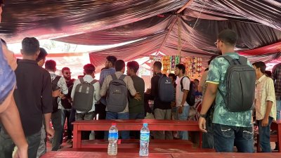 দফায় দফায় শিক্ষার্থীদের সংঘর্ষ