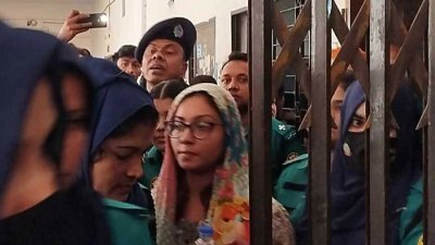 আদালত প্রাঙ্গণে পুলিশ প্রহরায় মেঘনা আলম