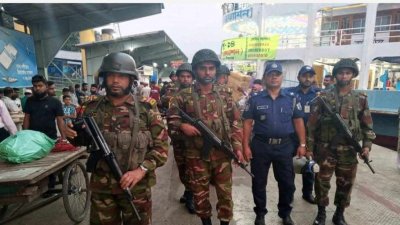 সদরঘাটে যৌথবাহিনীর টহল কার্যক্রম