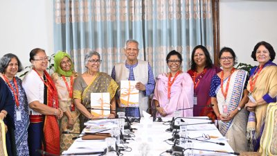 প্রধান উপদেষ্টার কাছে নারী বিষয়ক সংস্কার কমিশনের প্রতিবেদন হস্তান্তর