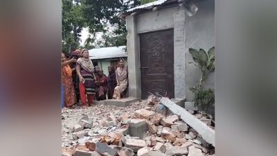 বাড়ি ভাঙচুর