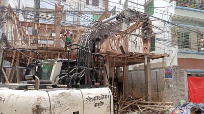 ভেকু দিয়ে ভাঙা হচ্ছে ভবনের নকশার অতিরিক্ত অংশ