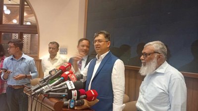 সাংবাদিকদের ব্রিফ করছেন সালাহউদ্দিন আহমদ
