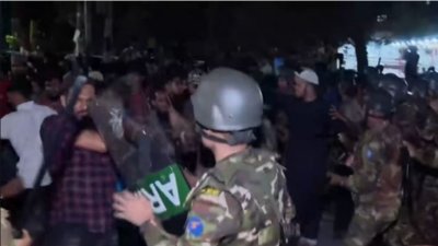 লাঠিচার্জের পর রাস্তা থেকে সরে যায় আন্দোলনরতরা