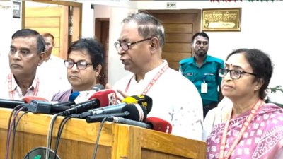 বৈঠক শেষে সাংবাদিকদের সঙ্গে কথা বলছেন সাইফুল হক