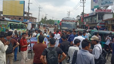 চট্টগ্রাম-খাগড়াছড়ি মহাসড়ক অবরোধ করেছেন চট্টগ্রাম বিশ্ববিদ্যালয়ের শিক্ষার্থীরা