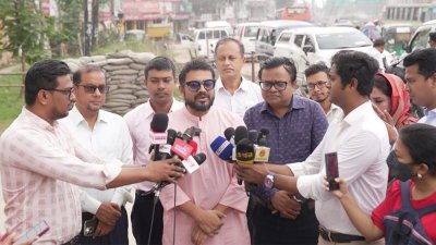 সাংবাদিকদের সঙ্গে কথা বলছেন ডিএনসিসি প্রশাসক মোহাম্মদ এজাজ