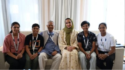 দোহাতে আর্থনা সামিটে প্রধান উপদেষ্টার সঙ্গে বাংলাদেশের নারী খেলোয়াড়রা
