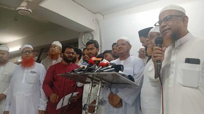 বৈঠক শেষে সাংবাদিকদের সঙ্গে কথা বলছেন ইসলামী আন্দোলন ও গণঅধিকার পরিষদের নেতারা