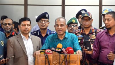 সাংবাদিকদের বিভিন্ন প্রশ্নের উত্তরে স্বরাষ্ট্র ও কৃষি উপদেষ্টা লেফটেন্যান্ট জেনারেল মো. জাহাঙ্গীর আলম চৌধুরী (অব.)