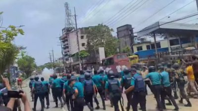 ব্যাটারিচালিত রিকশাচালকদের সঙ্গে পুলিশের ধাওয়া-পাল্টা ধাওয়া