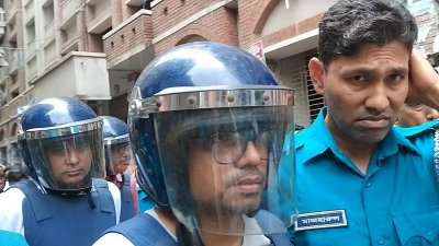 আদালত চত্বরে জুনাইদ আহমেদ পলক