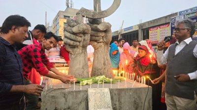 সাভারের রানা প্লাজার সামনে অবস্থিত অস্থায়ী বেদিতে মোমবাতি প্রজ্বালন