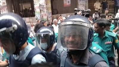 আদালত প্রাঙ্গণে  তানভীর হাসান সৈকত