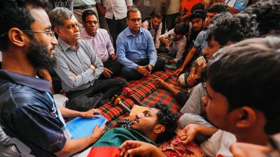 কুয়েট ক্যাম্পাসে শিক্ষা উপদেষ্টা, কথা বলছেন অনশনরতদের সঙ্গে