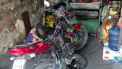 গ্যারেজে কাজ করছে এক শিশু (ছবি: সাজ্জাদ হোসেন)