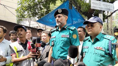 ‘ডিআরএসপির আওতায় নিরাপদ পথচারী পারাপারে পাইলট প্রকল্প পরিদর্শন’ শেষে সাংবাদিকদের সঙ্গে কথা বলছেন মো. সরওয়ার