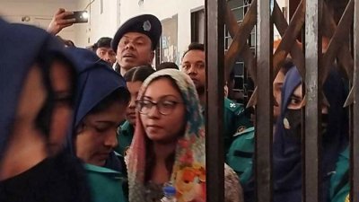 আদালত প্রাঙ্গণে পুলিশ প্রহরায় মেঘনা আলম (ফাইল ছবি)