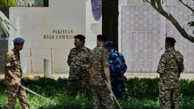 নয়াদিল্লিতে পাকিস্তান হাইকমিশনের বাইরে অতিরিক্ত নিরাপত্তা কর্মী মোতায়েন। ছবি: এপি।