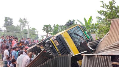 ঘরের ওপর পড়া ট্রাক