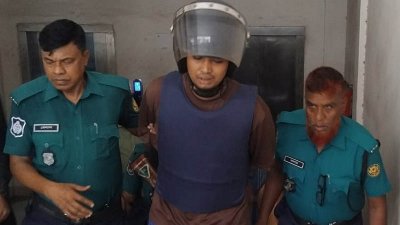 আদালত প্রাঙ্গণে পুলিশের হেফাজতে মেহেরাজ ইসলাম
