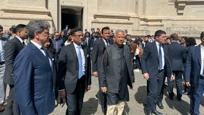 ভ্যাটিকান সিটির সেন্ট পিটার্স বাসিলিকায় প্রধান উপদেষ্টা অধ্যাপক মুহাম্মদ ইউনূস। ছবি: প্রধান উপদেষ্টার ফেসবুক পেজ থেকে