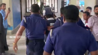 মারধরের সময় হামলাকারীদের বাধা না দিয়ে আনিসুল হককে নিয়ে দৌড়াতে থাকে পুলিশ