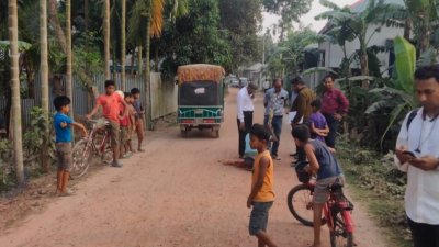 সরেজমিন পরিদর্শনে দুদকের কর্মকর্তারা