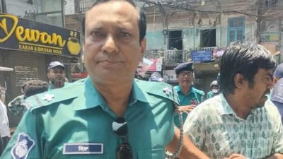 সমাবেশস্থল থেকে একজনকে আটক করে নিয়ে যাচ্ছে পুলিশ