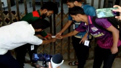 ক্লাসরুমে তালা দিয়েছেন শিক্ষার্থীরা (ছবি: সংগৃহীত)