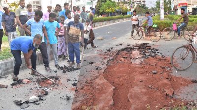 সড়কের কিছু অংশ খুঁড়ে ফেলেন বিক্ষুব্ধ জনতা