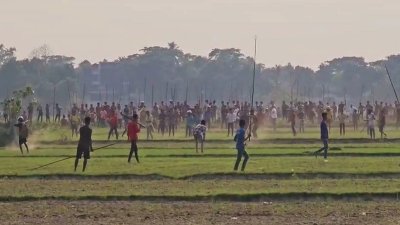 লাঠি ও দেশীয় অস্ত্র হাতে দুই গ্রুপ আড়াই ঘণ্টা সংঘর্ষে লিপ্ত ছিল